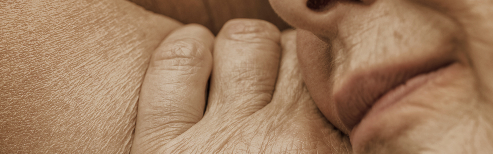 closse-up vrouwengezicht tevreden rustend op schouder en hand closse-up vrouwengezicht tevreden rustend op schouder en hand